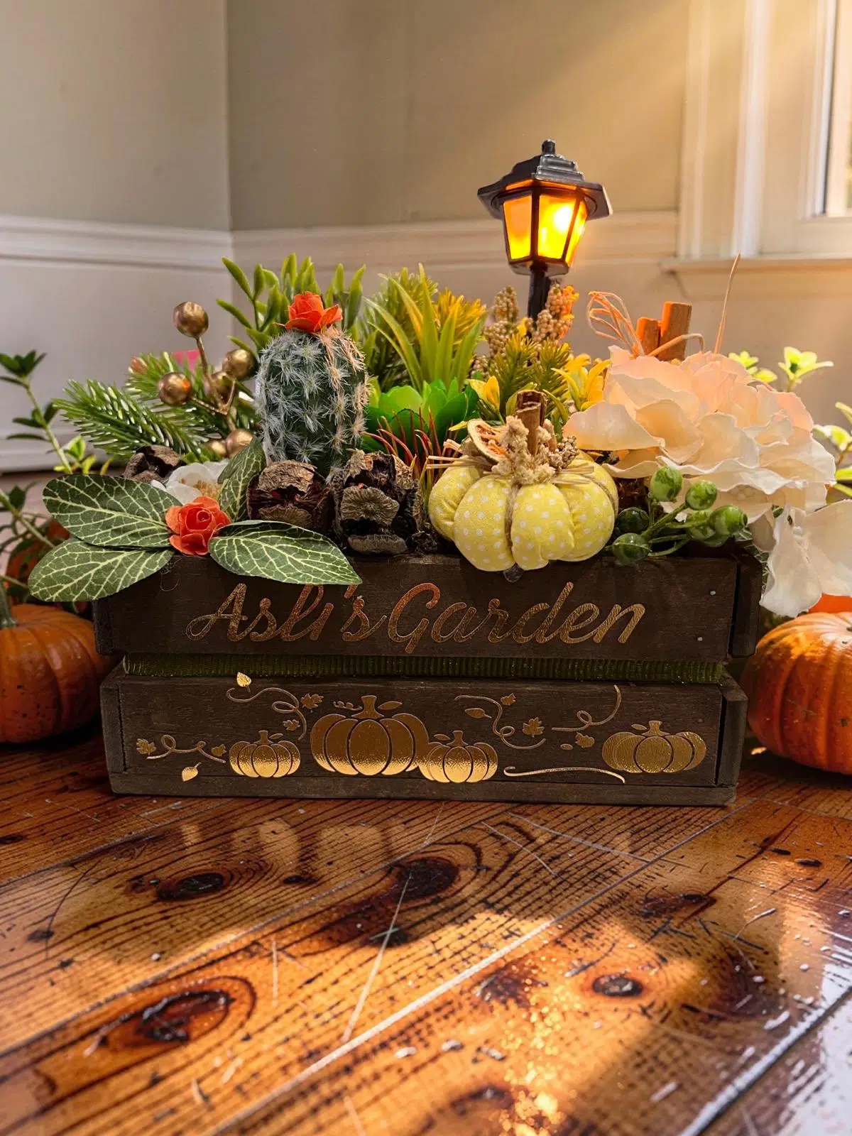 Florivya Kişiye Özel Ahşap Kasa Çiçek Aranjmanı – İsim Yazılı Işıklı Masa Üstü Dekor