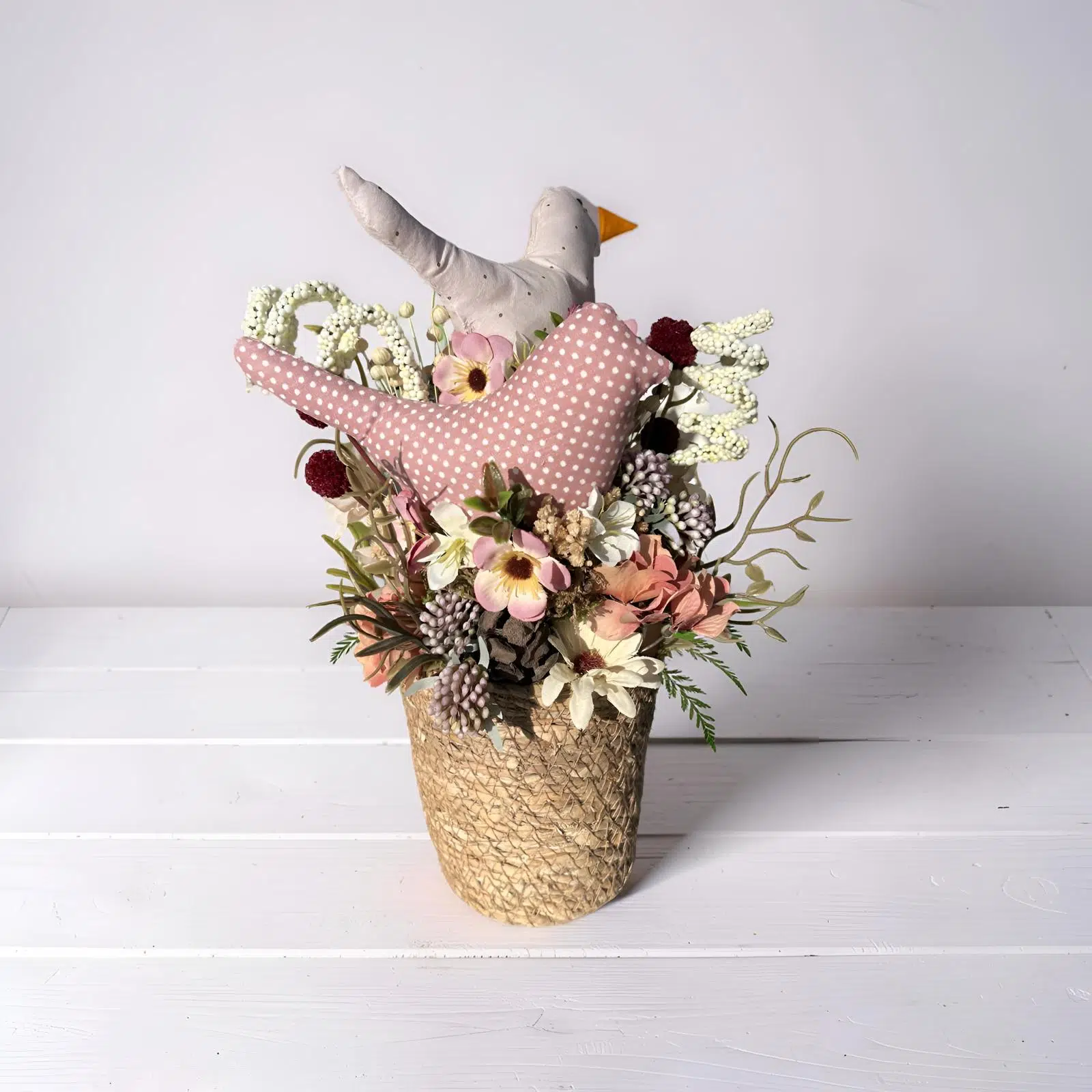 Florivya Kuş Figürlü Sepet Aranjmanı – Dekoratif Çiçek Tasarım