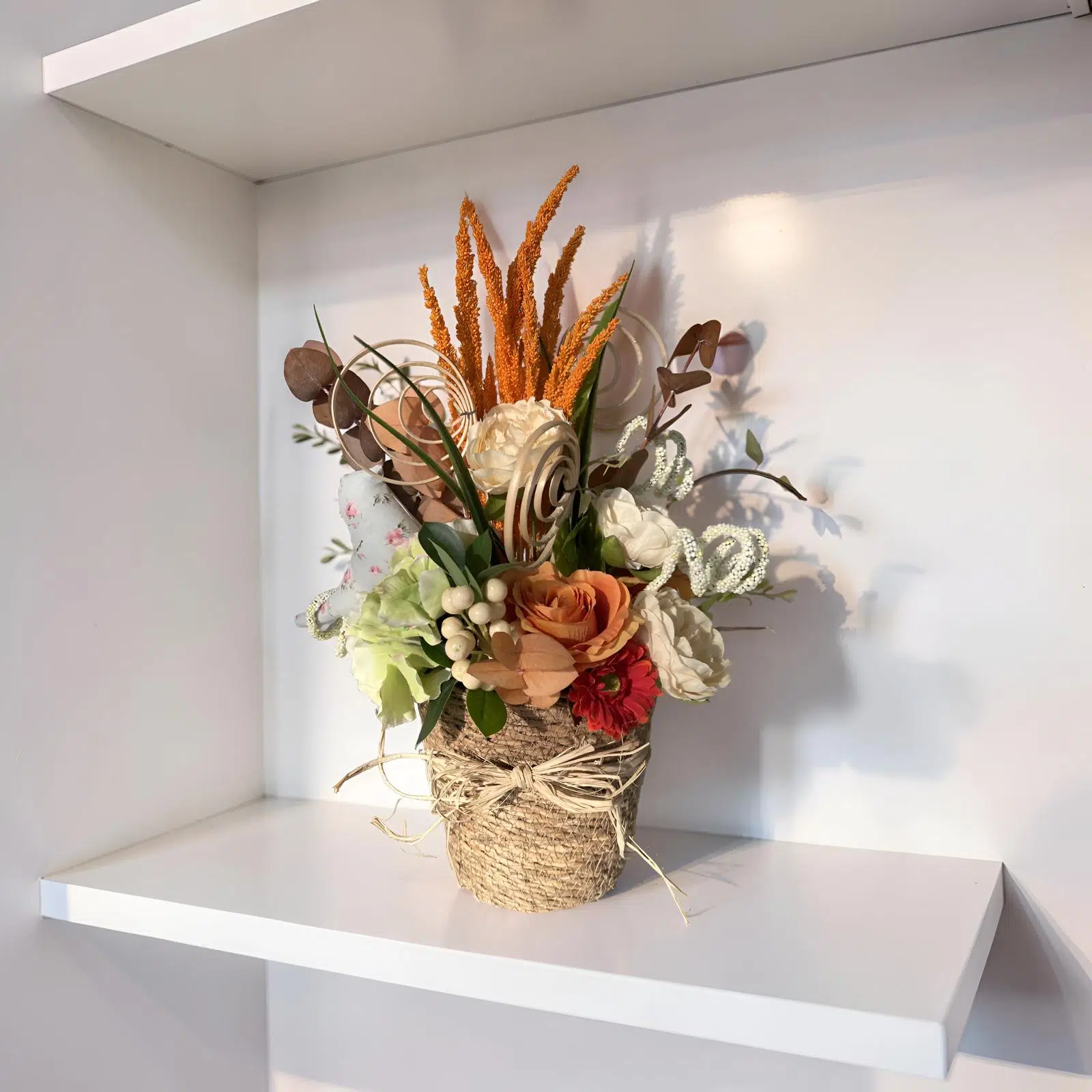 Florivya Hasır Saksıda Dekoratif Çiçek Aranjmanı – Masa Üstü Şık Tasarım