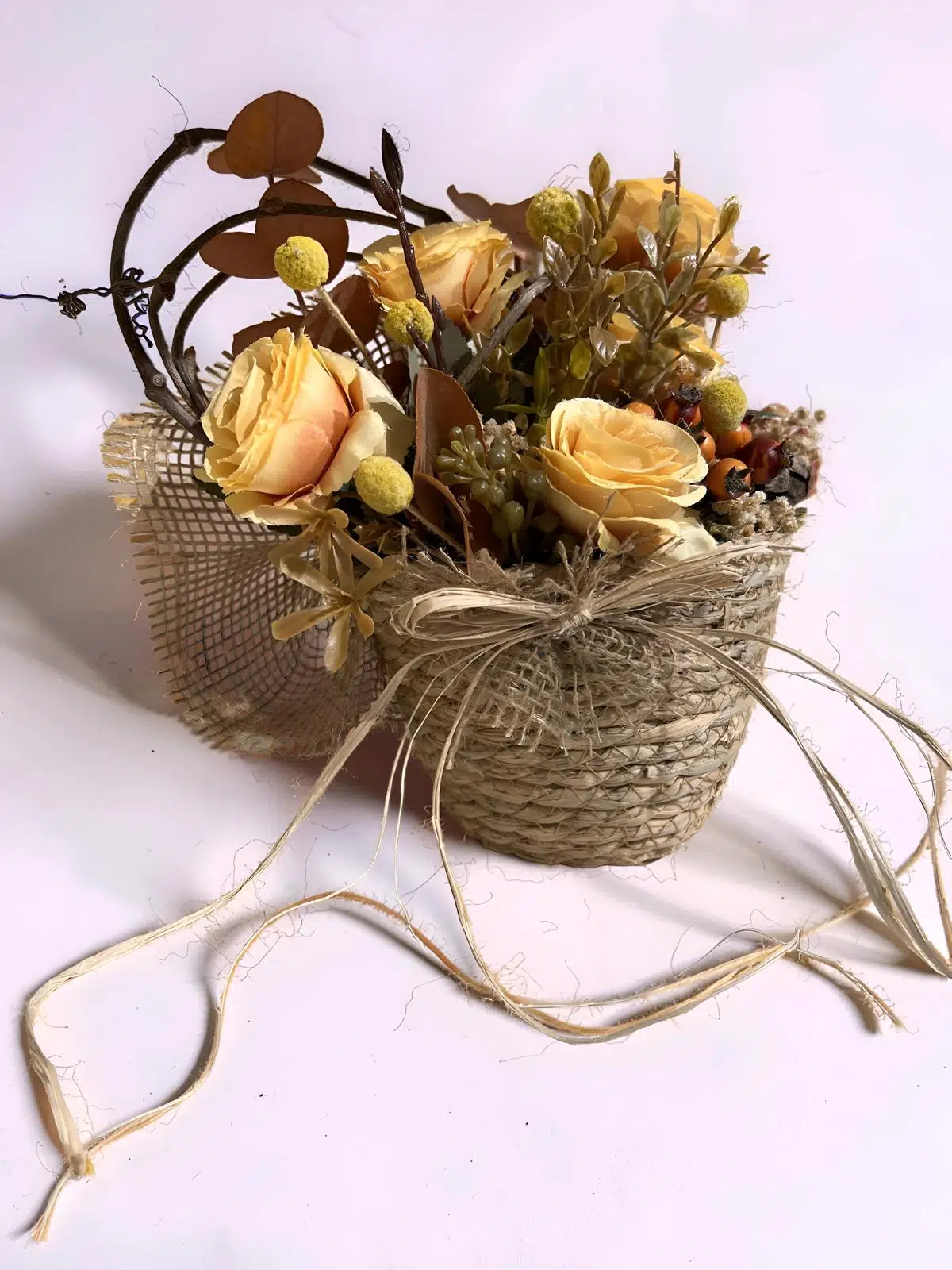 Rustik Hasır Saksı Masa Ortası Çiçeği Dekoratif Yapay Çiçek Aranjmanı