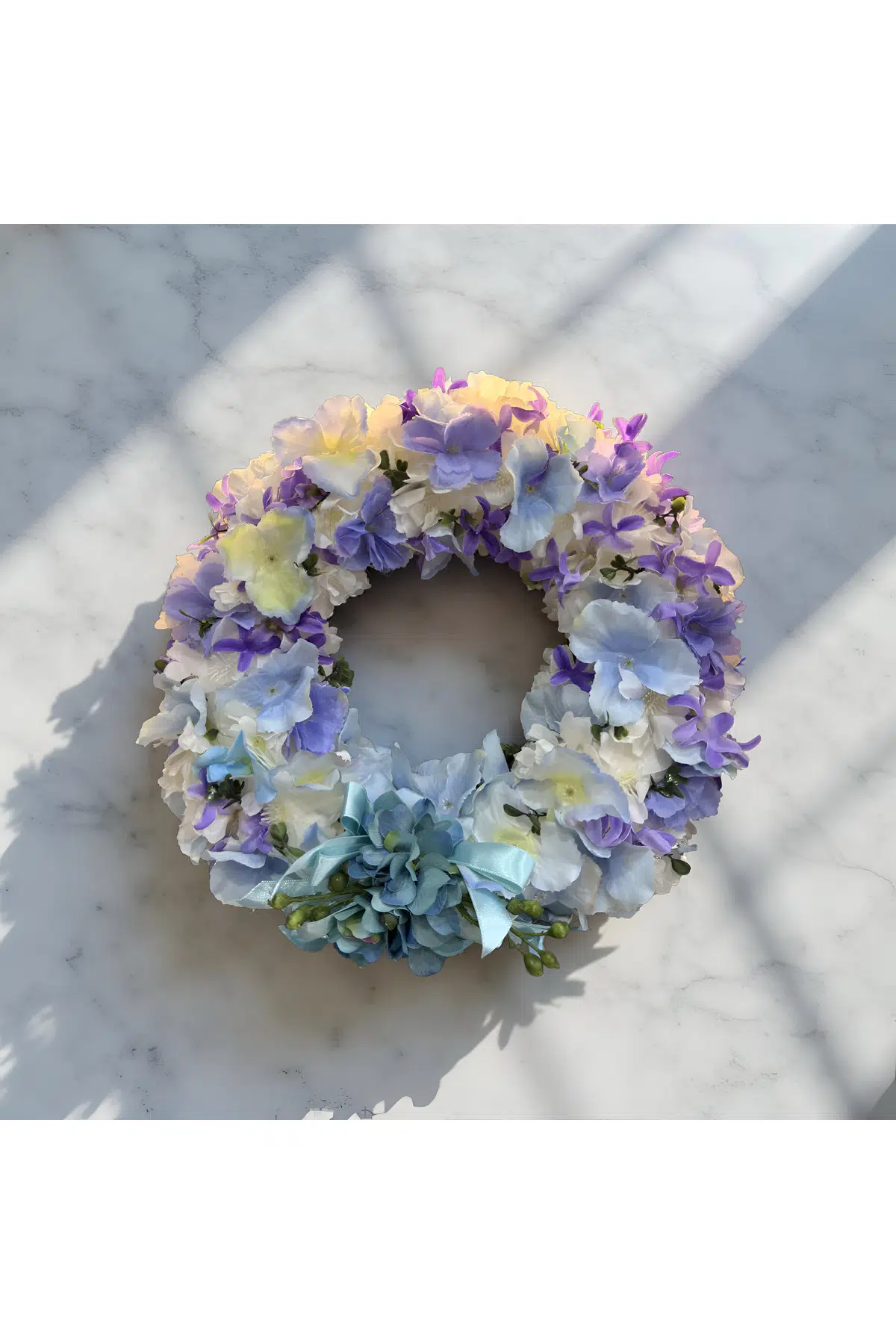 Mavi Mor Tonlarda Yapay Çiçekli Kapı Çelengi Fiyonklu Dekoratif Duvar Süsü