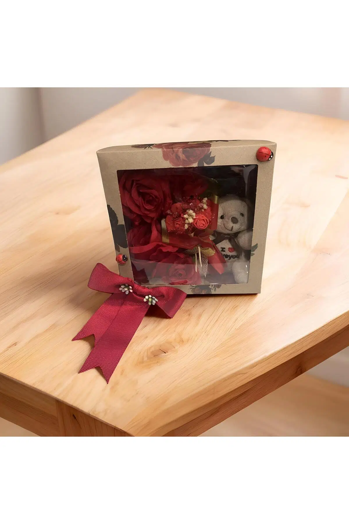 Sevgililer Günü Özel Güllü Hediye Kutusu – Ayıcık ve Yapay Çiçek Aranjmanlı Romantik Hediye Seti